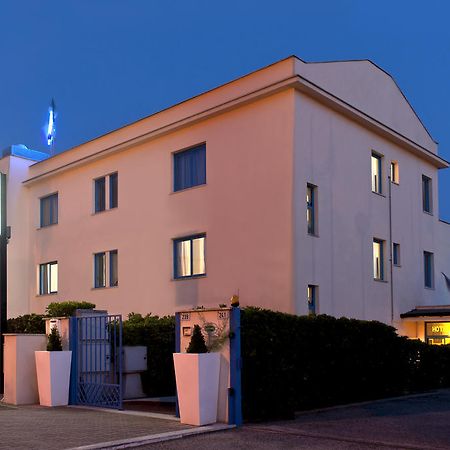 Hotel Mediterraneo ลิโด ดิ ลาตินา ภายนอก รูปภาพ