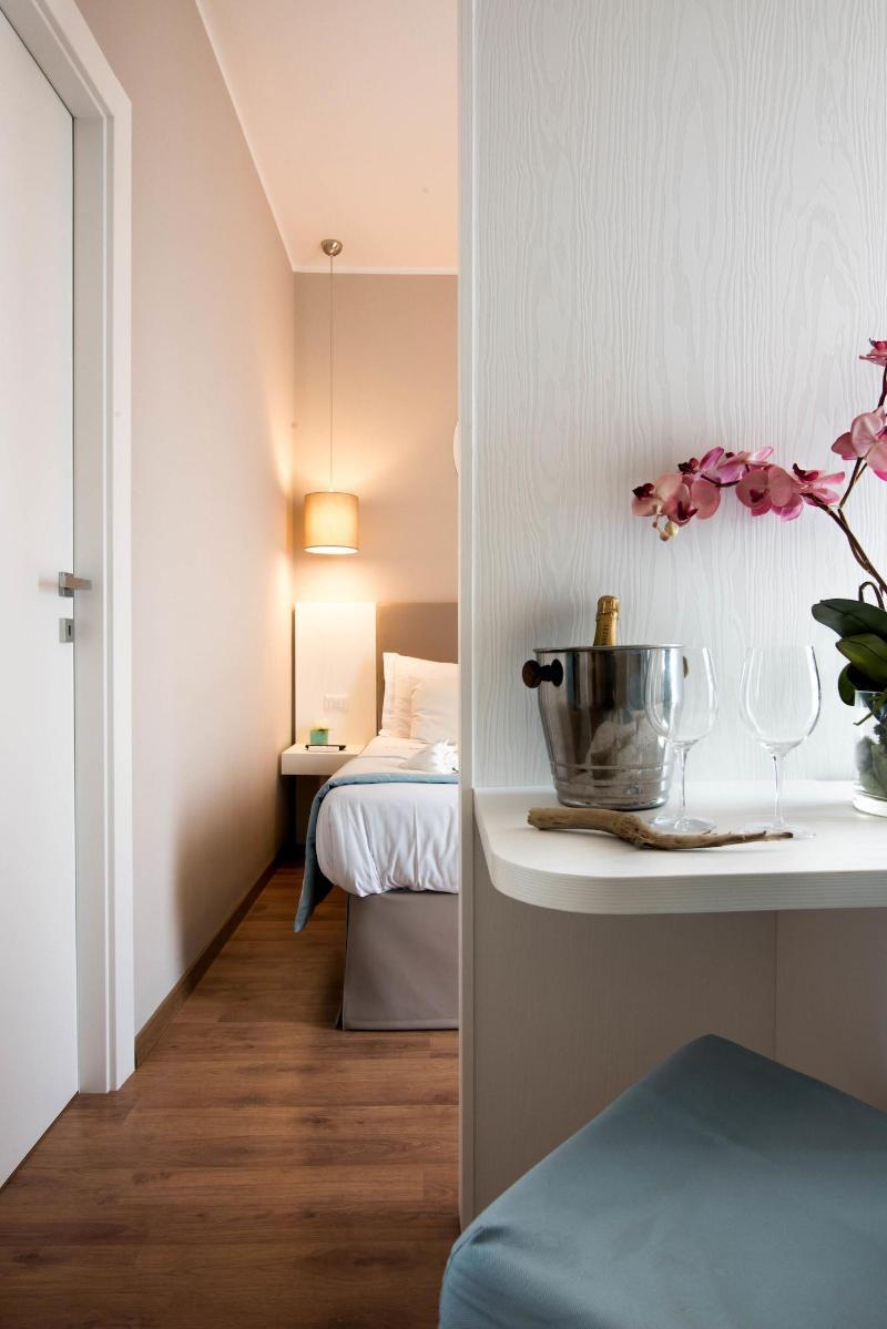 Hotel Mediterraneo ลิโด ดิ ลาตินา ภายนอก รูปภาพ