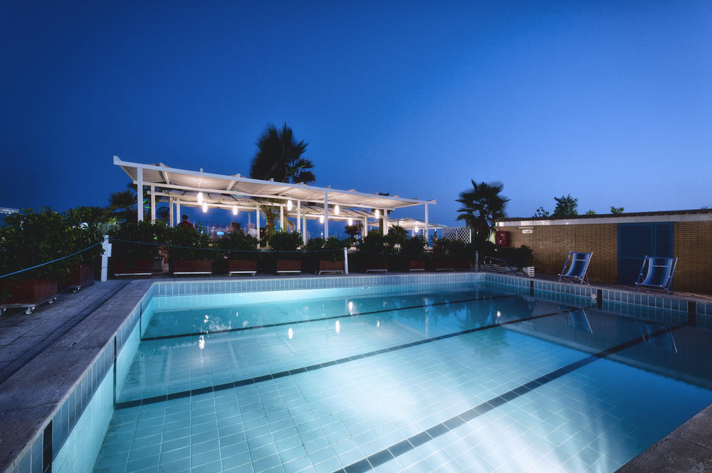 Hotel Mediterraneo ลิโด ดิ ลาตินา ภายนอก รูปภาพ