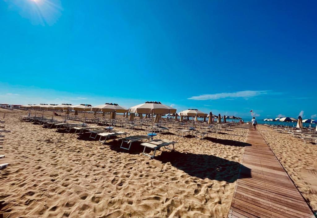 Hotel Mediterraneo ลิโด ดิ ลาตินา ภายนอก รูปภาพ