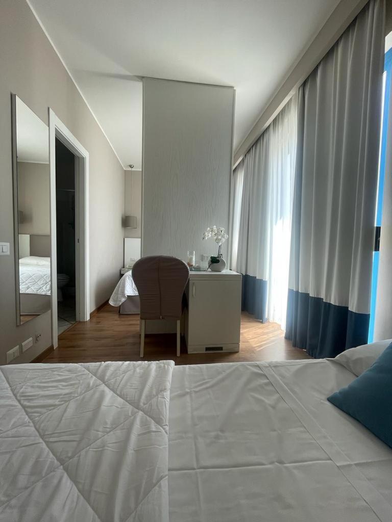 Hotel Mediterraneo ลิโด ดิ ลาตินา ภายนอก รูปภาพ
