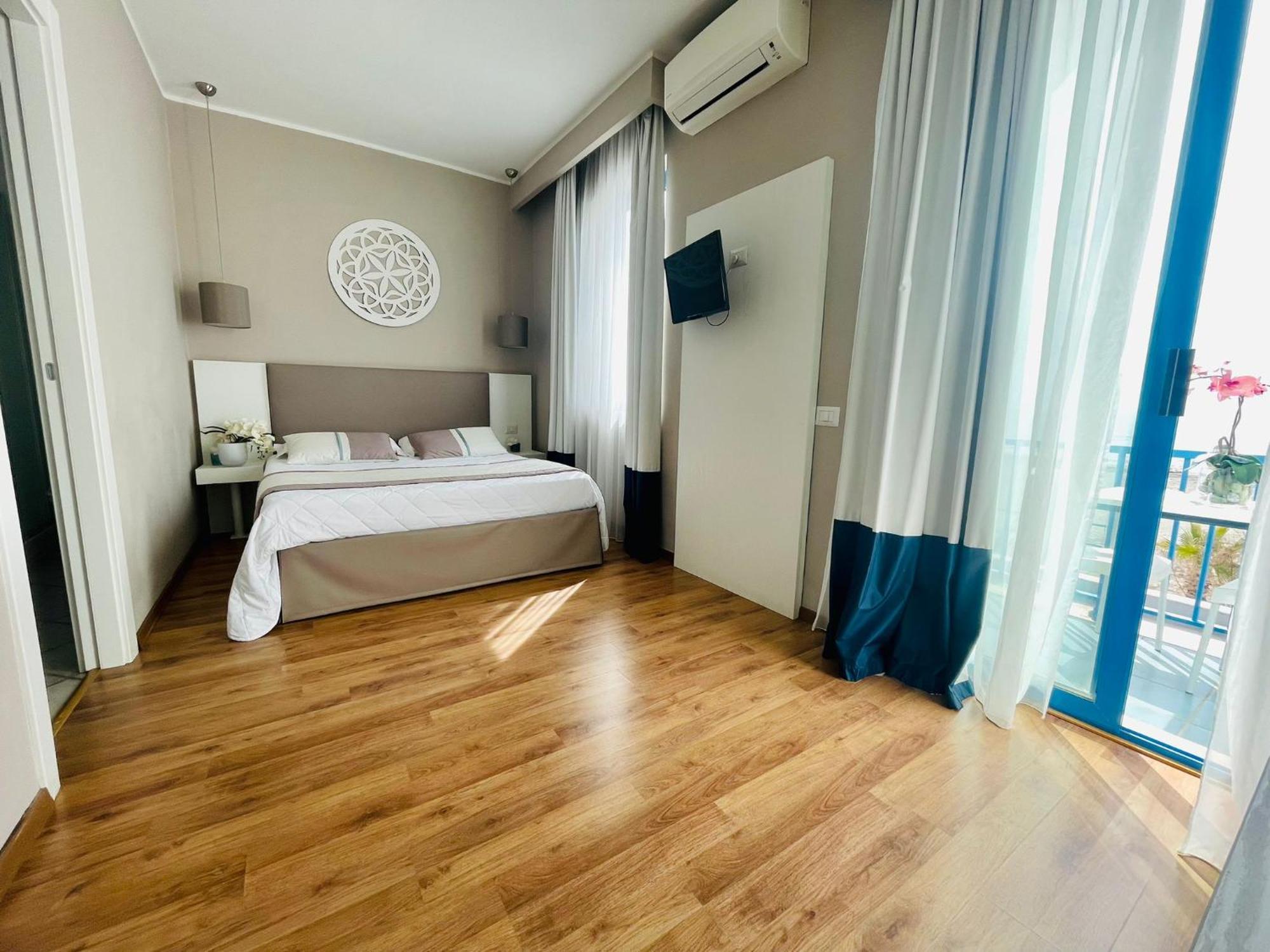 Hotel Mediterraneo ลิโด ดิ ลาตินา ภายนอก รูปภาพ