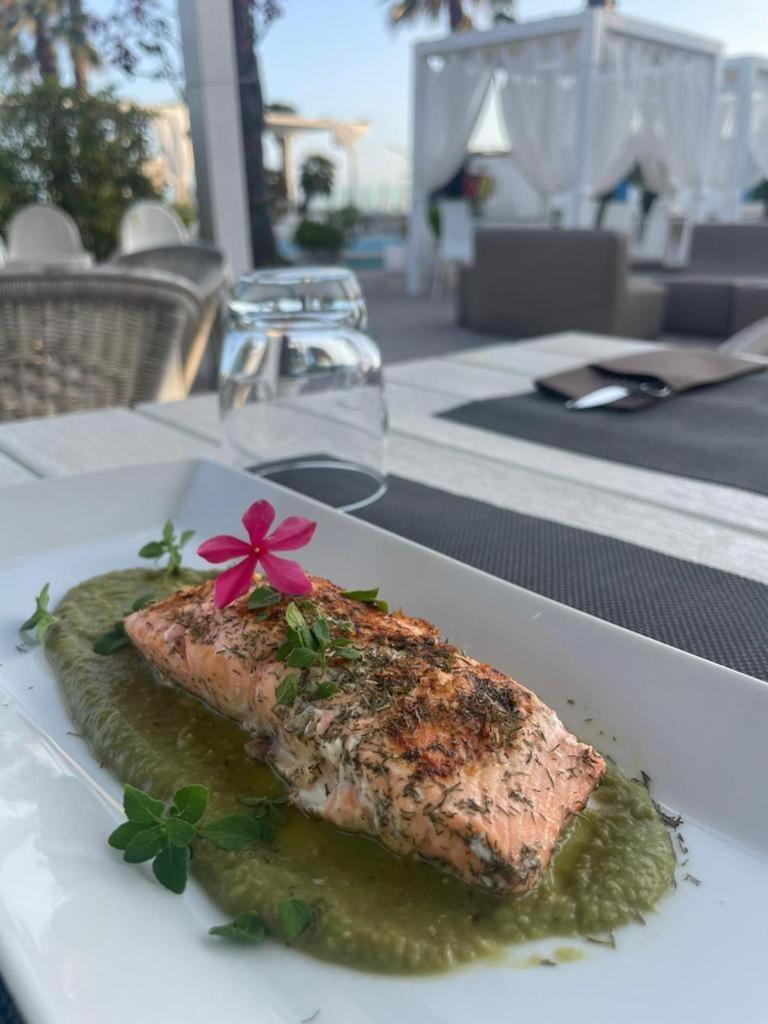 Hotel Mediterraneo ลิโด ดิ ลาตินา ภายนอก รูปภาพ