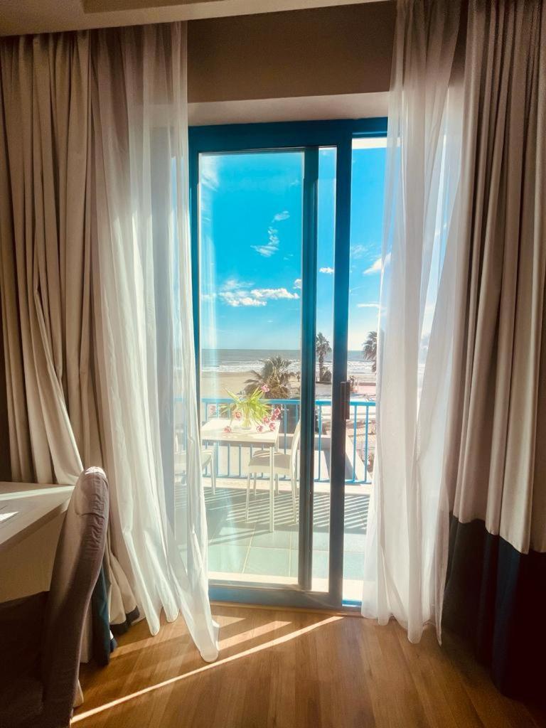 Hotel Mediterraneo ลิโด ดิ ลาตินา ภายนอก รูปภาพ