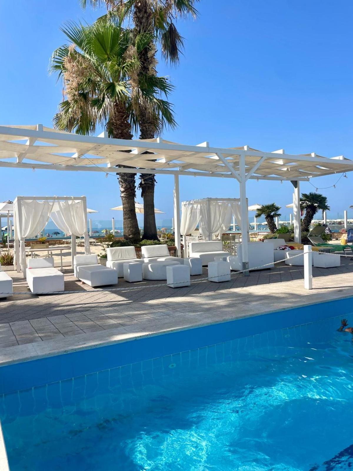 Hotel Mediterraneo ลิโด ดิ ลาตินา ภายนอก รูปภาพ