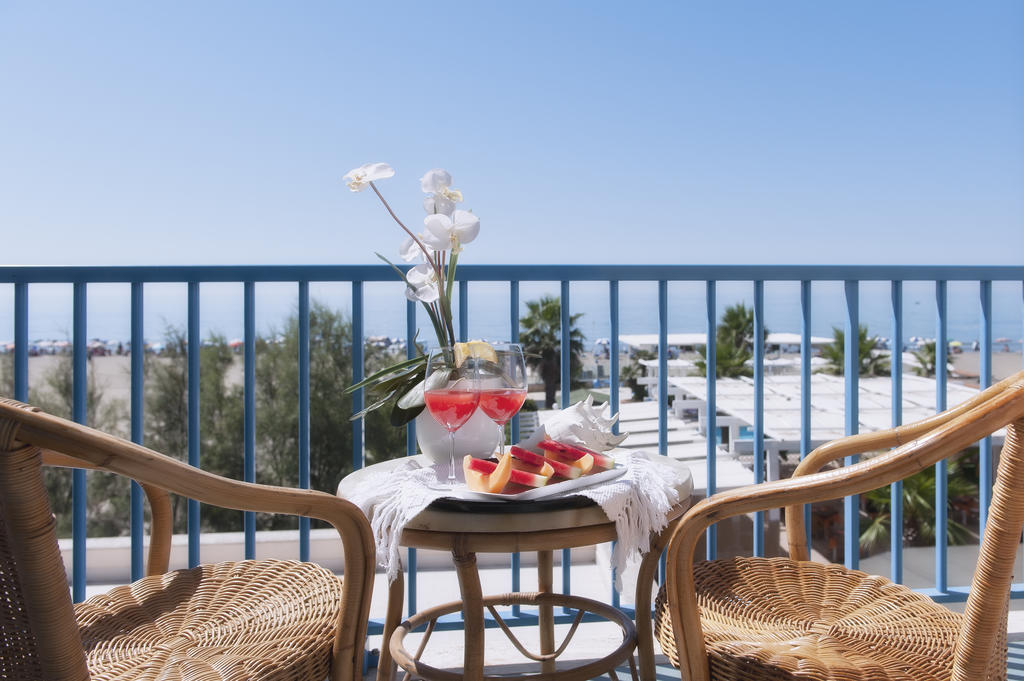 Hotel Mediterraneo ลิโด ดิ ลาตินา ภายนอก รูปภาพ