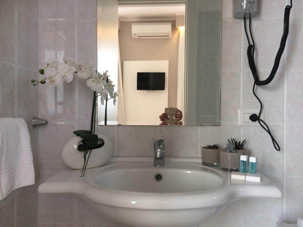 Hotel Mediterraneo ลิโด ดิ ลาตินา ภายนอก รูปภาพ