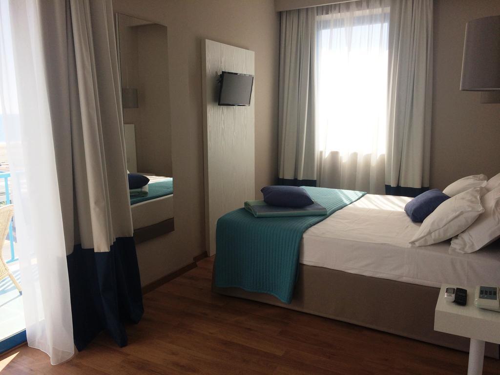 Hotel Mediterraneo ลิโด ดิ ลาตินา ภายนอก รูปภาพ
