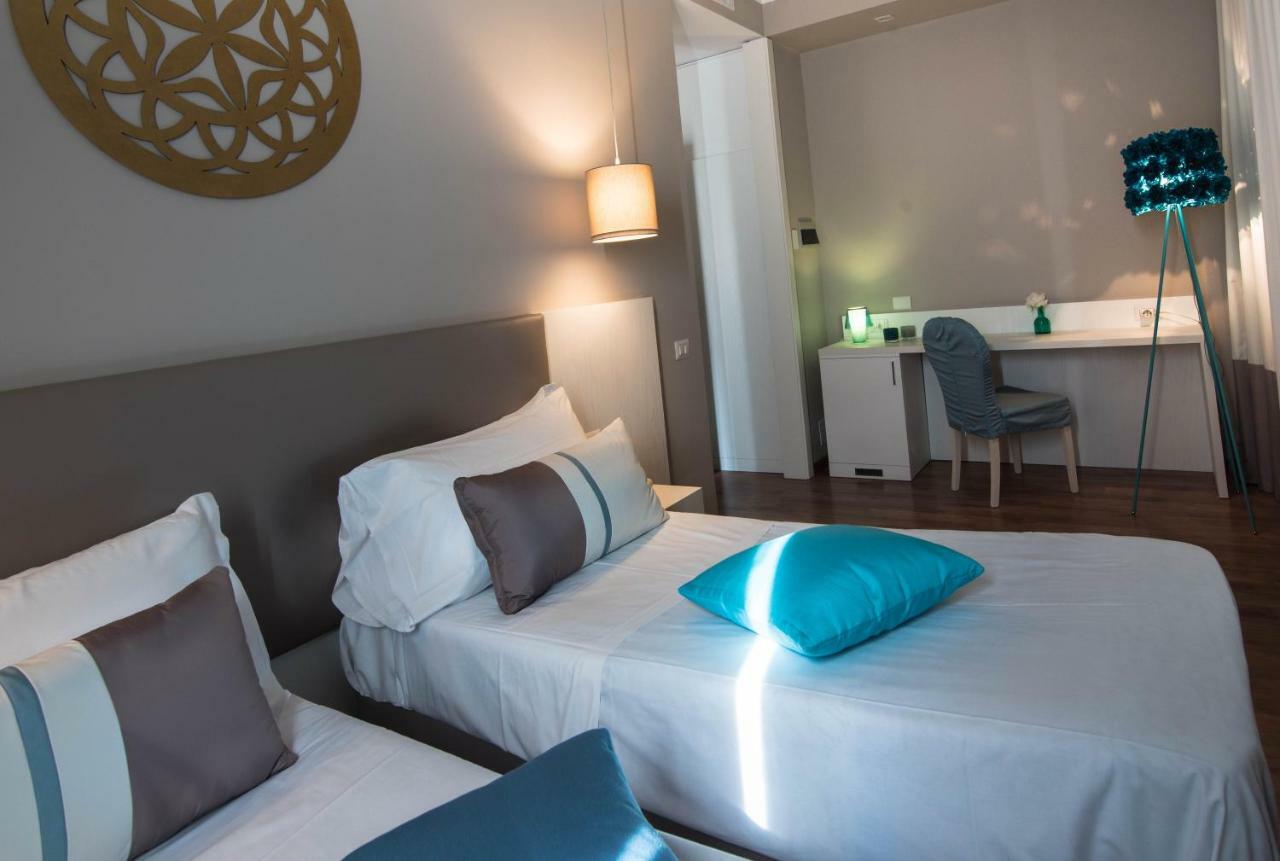 Hotel Mediterraneo ลิโด ดิ ลาตินา ภายนอก รูปภาพ